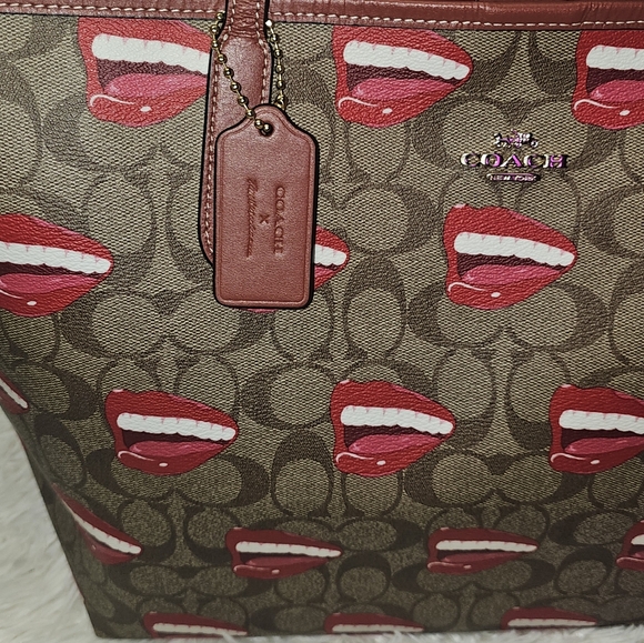 Coach ×Tom Wesselmann City Tote In Signature Canvas With Lip Print Design NWOT - Picture 2 of 11